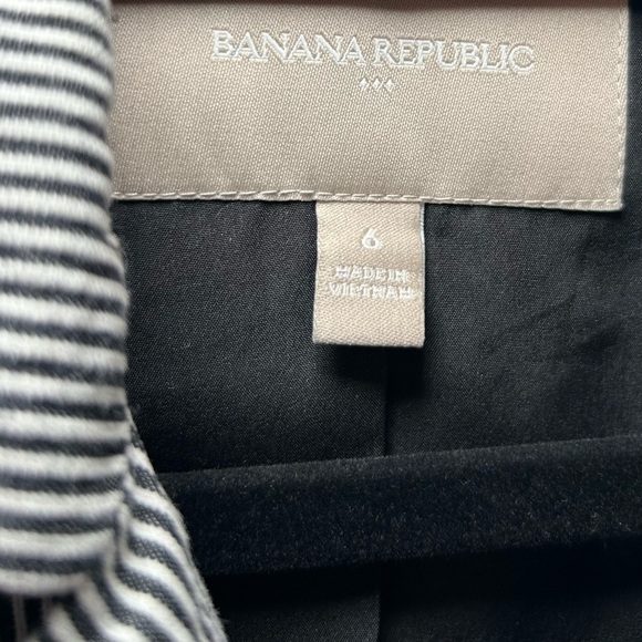 Banana Republic Women’s Fitted Seersucker Blazer- Navy/White Pinstripes/ Size 6 - Picture 6 of 7